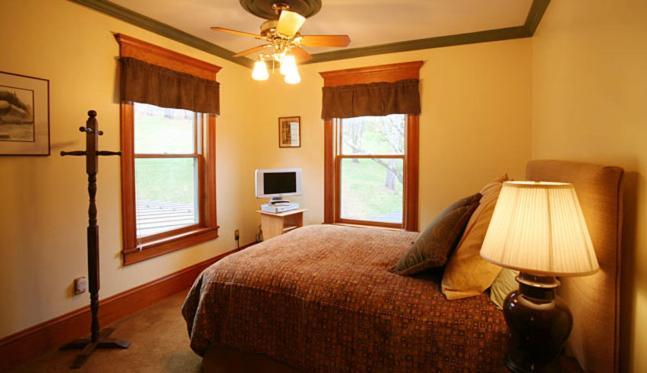 Breezy Hill Inn Fleischmanns Room photo